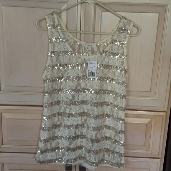 Forever 21 Tops - 🆕 Forever 21: Beige/Gold Sparkly Floral Top